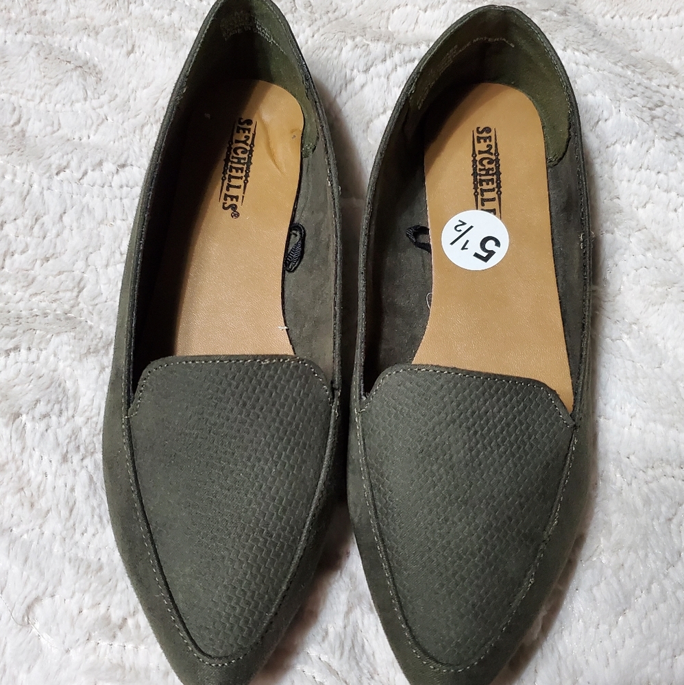Flat shoes